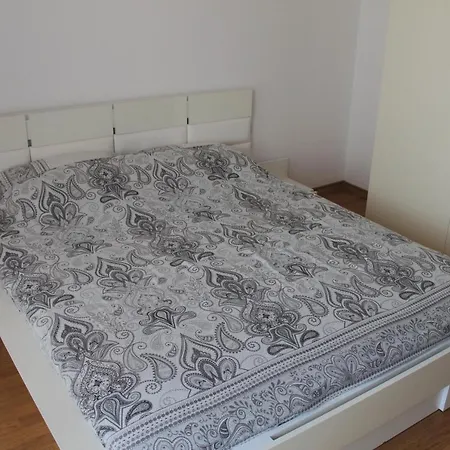 Large 2 Bedroom Apartment With Balcony アパート *
